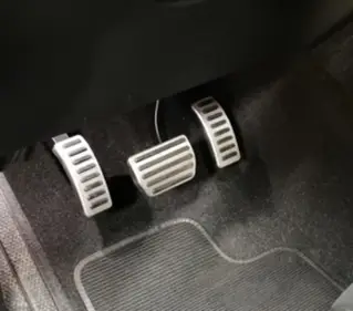 Pédale accélérateur gauche électrique