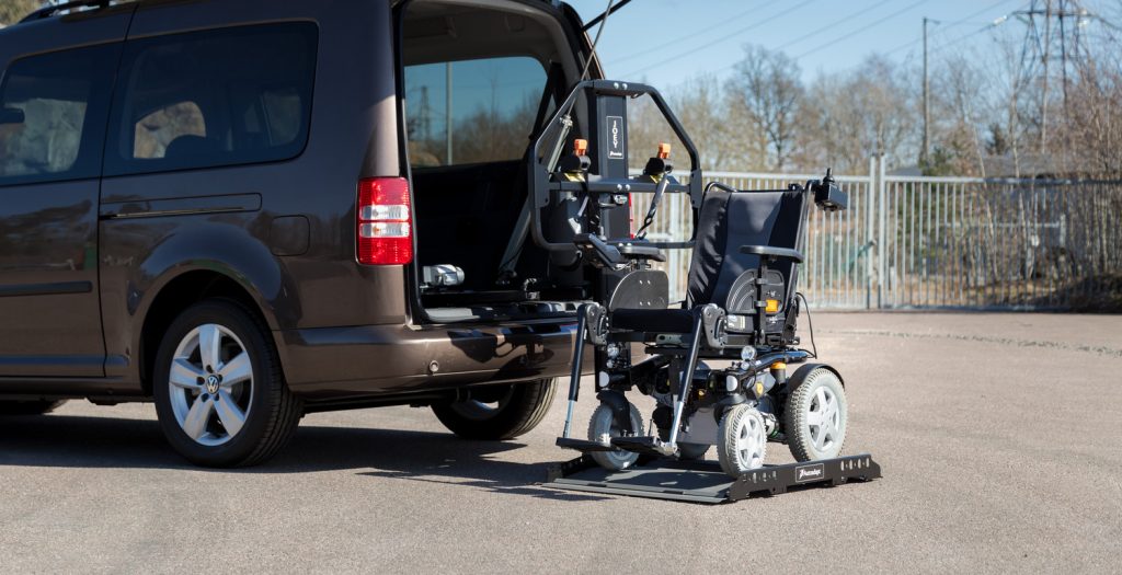 Hayon élévateur fauteuil roulant voiture