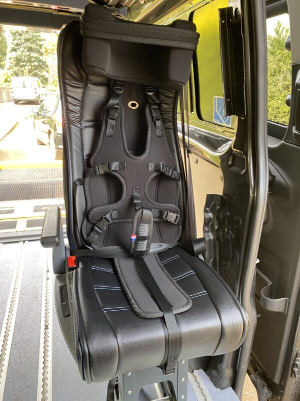 Harnais de maintien avec sangles supplémentaires / Vehicle harness with extra belts/ Arnés de postura con cinturons extra