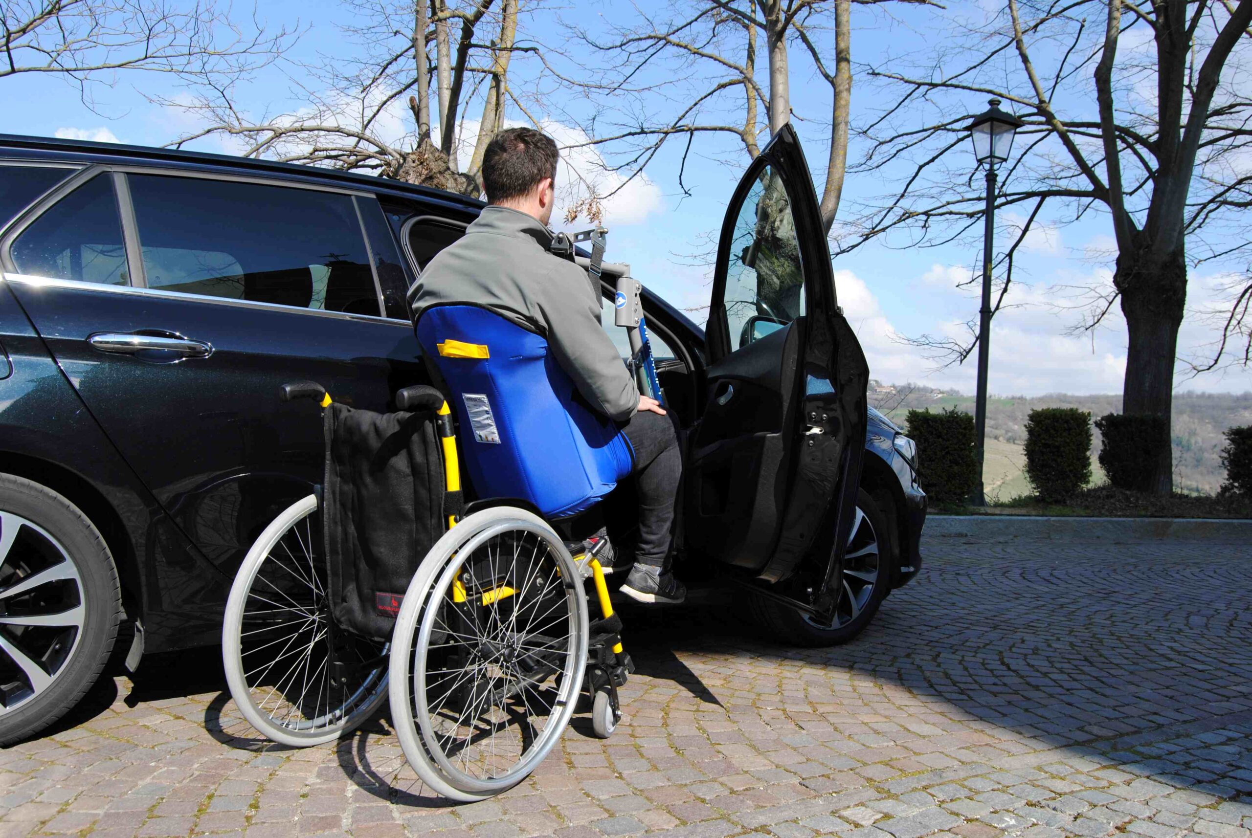 Soulève personne voiture transfert personne à mobilité réduite