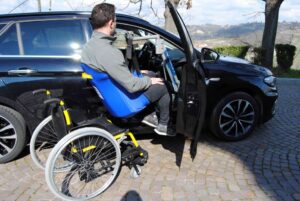 Soulève personne pour personne à mobilité réduite
